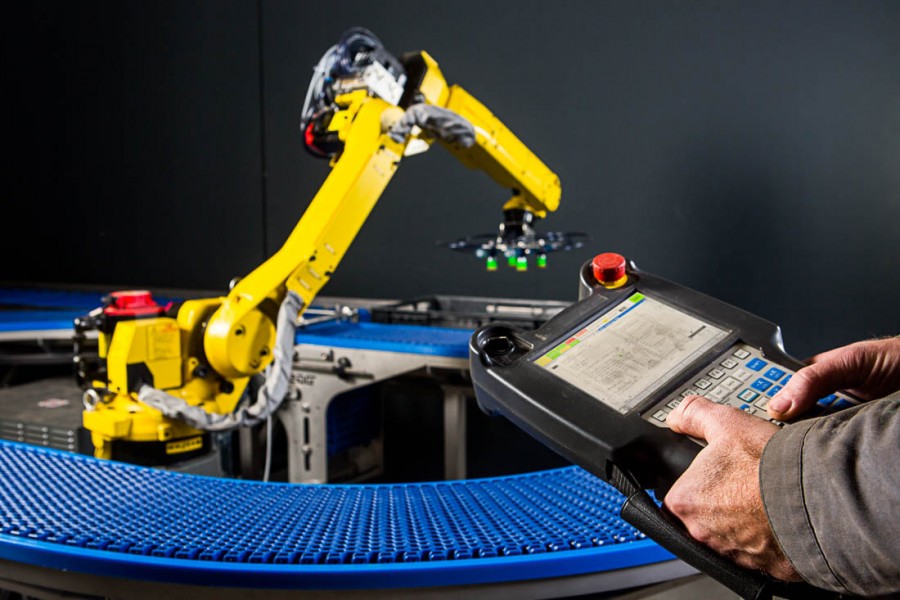 Robot wordt geprogrammeerd.